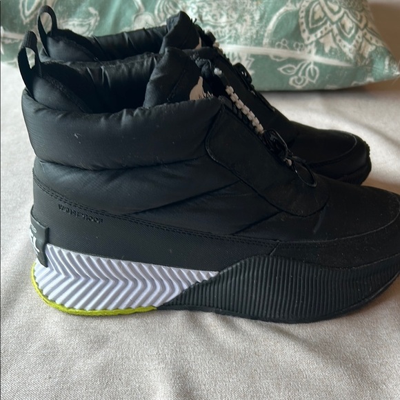 Sorel Women’s Black Winter Boots, Excellent Condition, Size 6.5 - Picture 2 of 5